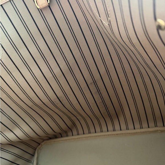 Louis Vuitton Neverfull MM Monogram Beige Interior - Picture 8 of 16